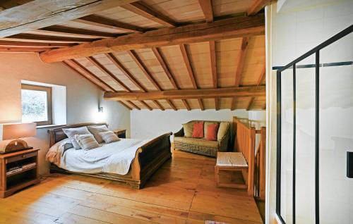 ein Schlafzimmer mit einem Bett und einem Sofa darin in der Unterkunft Awesome Apartment In Bordezac With Kitchen in Bordezac