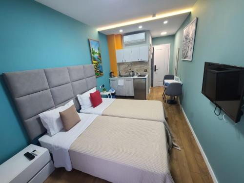 ティラナにあるMy Apartments Tiraneのベッドルーム(大型ベッド1台付)、キッチン