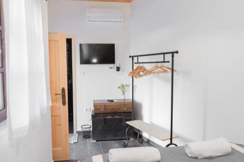 Belaj's House في غيروكاستر: غرفة نوم بسرير وتلفزيون على جدار
