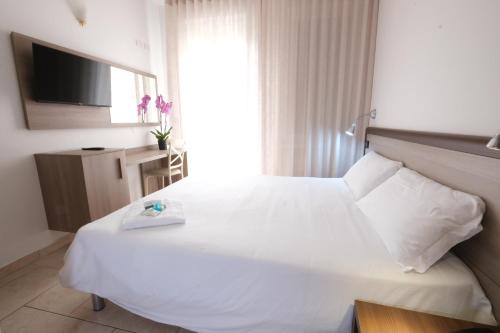 ミラノにあるホテル ヌオーヴォ メトロのベッドルーム(大きな白いベッド1台、窓付)