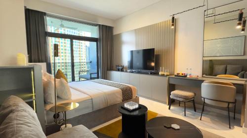 Ένα ή περισσότερα κρεβάτια σε δωμάτιο στο Canal View Studio in MAG 318 near Dubai Mall