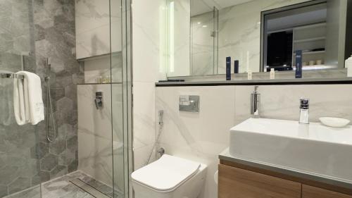 Ένα μπάνιο στο Canal View Studio in MAG 318 near Dubai Mall