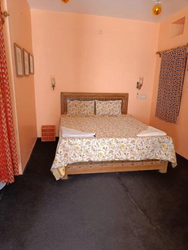Postel nebo postele na pokoji v ubytování Durag Niwas Guest House