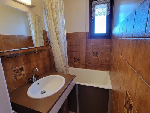 a bathroom with a sink and a bath tub at Studio Saint-Michel-de-Chaillol, 1 pièce, 2 personnes - FR-1-393-20 in Saint-Michel-de-Chaillol