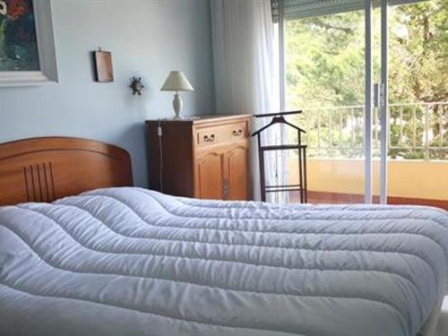 une chambre avec un grand lit avec une fenêtre dans l'établissement Appartement en bord de mer à La Baule avec balcon, parking et commodités à proximité ! - FR-1-392-31, à La Baule