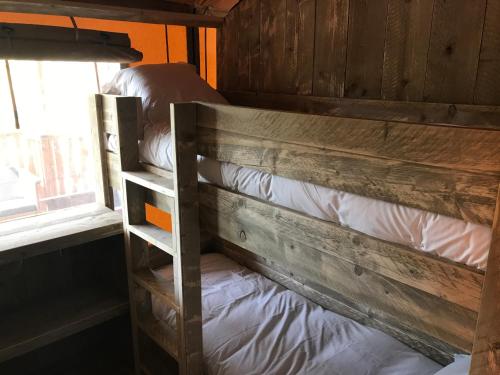 Katil atau katil-katil dalam bilik di Bungalows - Càmping El Solsonès
