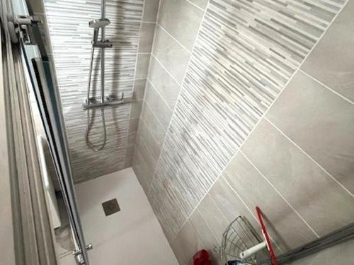 une douche dans une salle de bain avec une porte vitrée dans l'établissement Charmant T2 Mezzanine Climatisé, 4 Pers avec Terrasse et Parking - Proche Plages et Commerces - FR-1-607-134, au Cap d'Agde