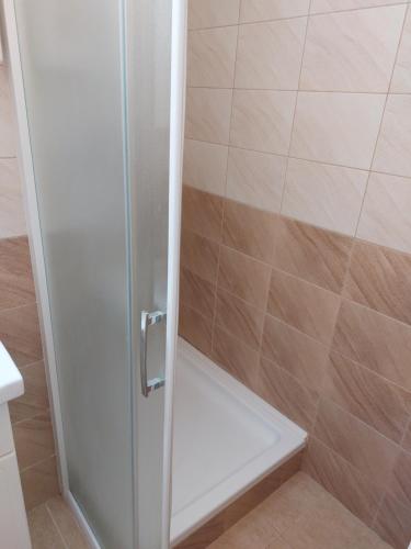 eine Dusche mit Glastür im Bad in der Unterkunft Solar Club Hotel in Sopron