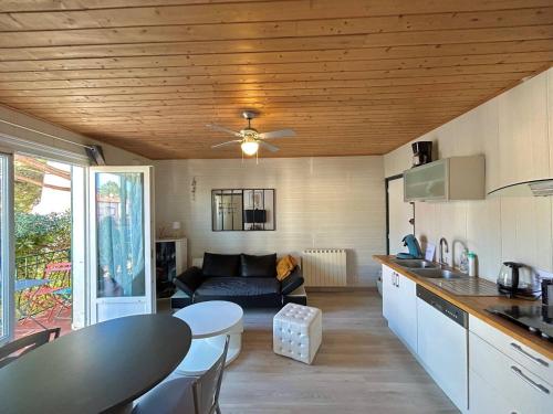Il comprend une cuisine et un salon avec un ventilateur de plafond. dans l'établissement Appartement T2 rénové près de la mer avec balcon à Argelès-sur-Mer - FR-1-388-222, à Argelès-sur-Mer