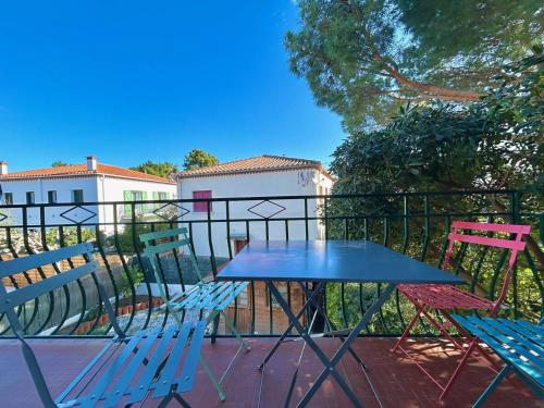 - une table de pique-nique et 2 chaises sur la terrasse dans l'établissement Appartement T2 rénové près de la mer avec balcon à Argelès-sur-Mer - FR-1-388-222, à Argelès-sur-Mer