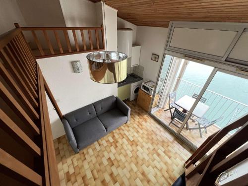 - un balcon et un salon avec un canapé dans l'établissement Studio Cabine avec Mezzanine, Ascenseur, Commerces à Proximité, Lave-Linge, Animaux Admis - FR-1-702-29, au Cap d'Agde
