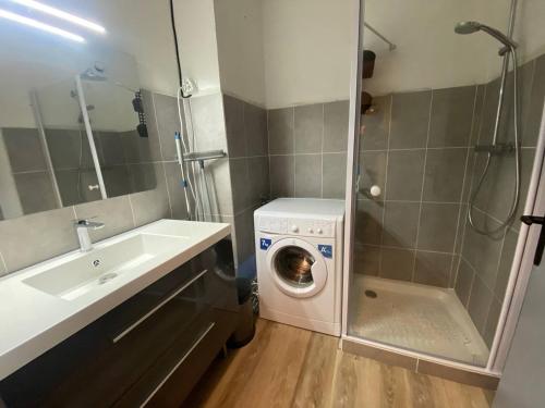 Kúpeľňa v ubytovaní Appartement T3 rénové, 6 pers, face mer, parking, balcon, proche plages - FR-1-81-583