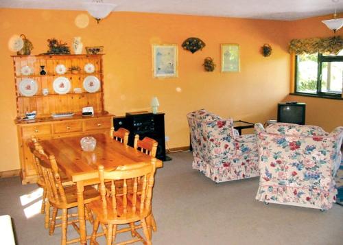 A restaurant or other place to eat at Wayside Lodges 