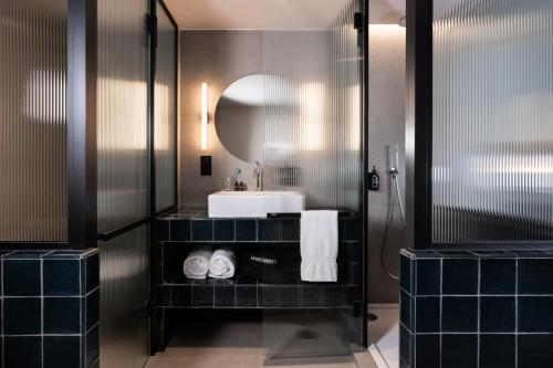 a bathroom with a sink and a mirror at chic&basic Gravity in Porto