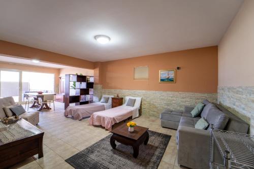 sala de estar con sofá y mesa en Villa Fabiana Taormina, en Taormina