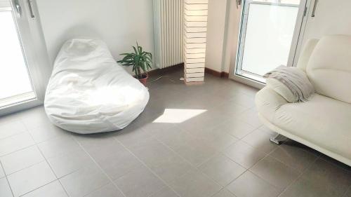 Navigli House في ميلانو: غرفة معيشة مع أريكة وكرسي