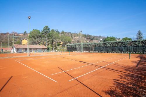 a tennis court with a net on top of it at Aton House - Happy Rentals in Manerba del Garda