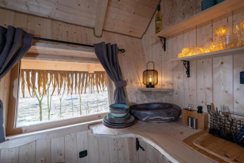 リプトフスキー・ミクラーシュにあるDomček na stromeの木造キャビン内の大きな窓付きの客室です。