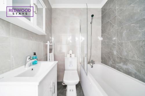 Et badeværelse på BRAND NEW, 2 Bed 1 Bath, Modern Town Center Apartment, FREE WiFi & Netflix By REDWOOD STAYS
