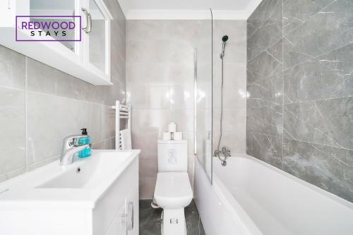 e bagno con lavandino, servizi igienici e vasca. di BRAND NEW, 2 Bed 1 Bath, Modern Town Center Apartment, FREE WiFi & Netflix By REDWOOD STAYS ad Aldershot