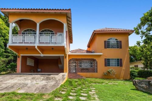 YanceyLargoEstate-3 BR Villa withMountain Views villa