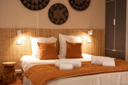 sypialnia z dużym łóżkiem z 2 poduszkami w obiekcie Cepoun - Grand studio centre Saint-Tropez w Saint-Tropez