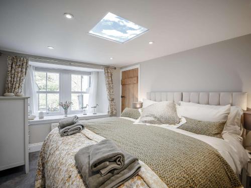 um quarto com uma cama grande e uma clarabóia em 3 Bed in Burnmouth 78485 em Burnmouth