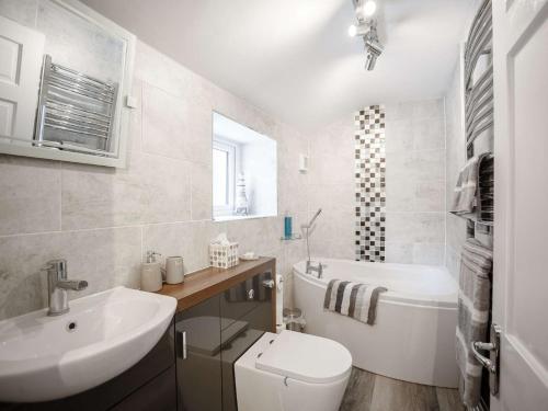 A bathroom at 3 Bed in Burnmouth 78485