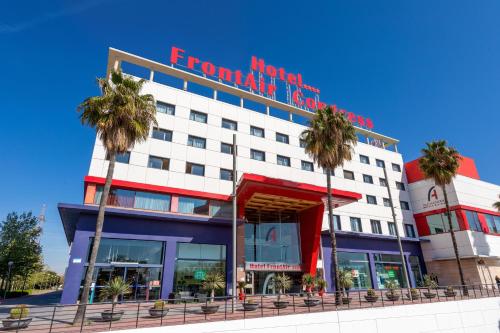 ein Hotel mit Palmen davor in der Unterkunft Alexandre Hotel Frontair Congress in Sant Boi del Llobregat