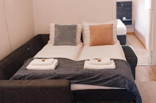 uma cama com duas toalhas em cima em Cozy and central among locals em Tromsø