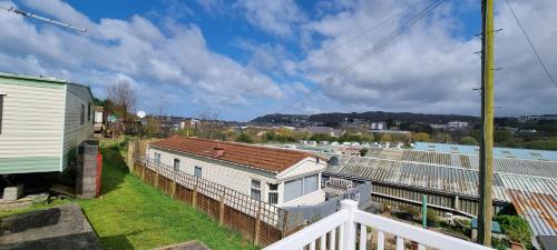 einen Blick vom Balkon eines Hauses und eines Gebäudes in der Unterkunft Seaside View Holiday Home in Aberystwyth