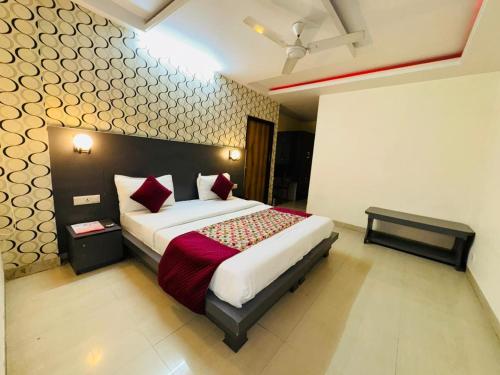 a bedroom with a large bed in a room at Hotel Airport Stay - Near Terminal 3 in New Delhi