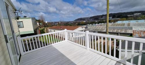 einen Balkon eines Hauses mit weißem Geländer in der Unterkunft Seaside View Holiday Home in Aberystwyth