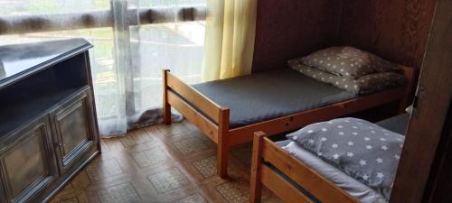 Postel nebo postele na pokoji v ubytování Domek letniskowy