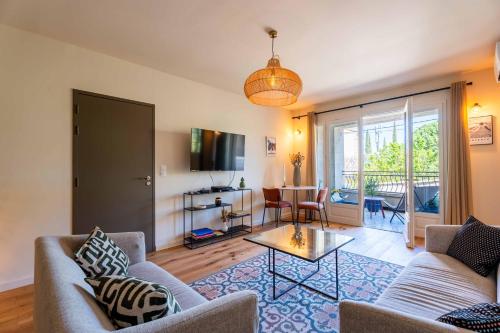 a living room with a couch and a table at OUSTAU DE MARIE in Saint-Rémy-de-Provence