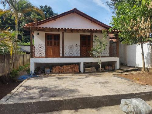 una casa con un montón de ladrillos delante de ella en Casa da Estação: seu refúgio à beira dos trilhos en Tiradentes