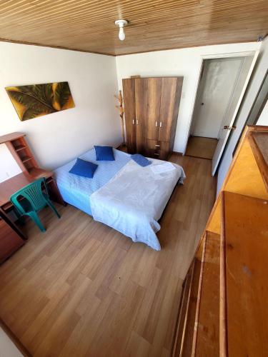 Habitaciones tranquilas en Usaquen para viajeros في بوغوتا: غرفة نوم بسرير كبير في غرفة