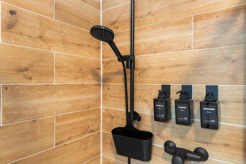 a shower with a black shower head in a bathroom at LoC - Oldenburg Altstadtlage in Oldenburg