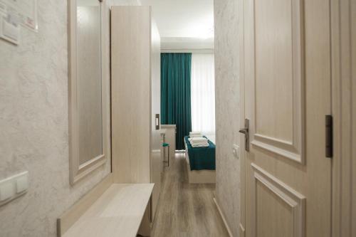 ブハラにあるHOTEL MERCURI-MERIDIANの廊下のドアと部屋