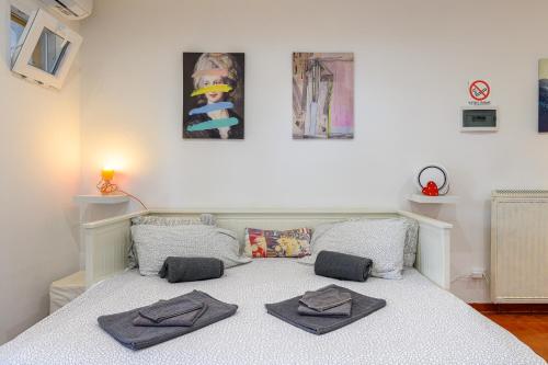 1 dormitorio con 1 cama con 2 toallas en ROMA - Bel Poggio Country House, en Roma