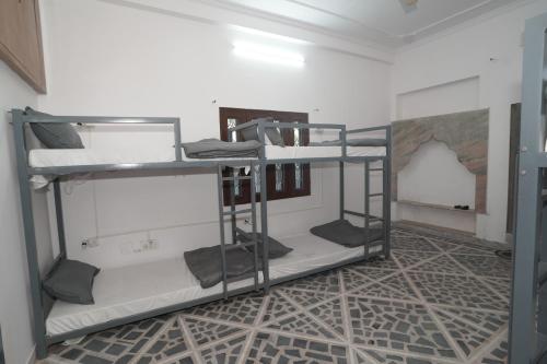 um quarto com três beliches num quarto em Bunky em Jaipur