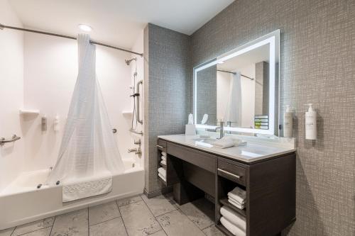 庫克維爾的住宿－Home2 Suites By Hilton Cookeville，一间带水槽、浴缸和淋浴的浴室