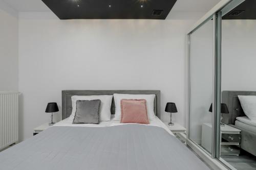 Llit o llits en una habitació de Modern Apartment With Private Garden Międzywodzie by Renters Prestige