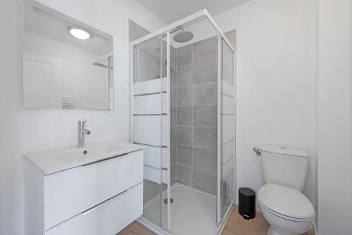 une salle de bain blanche avec toilettes et douche dans l'établissement T2 avec parking gratuit - proximité gare, à Toulouse