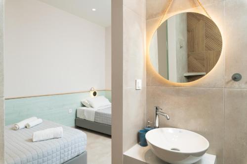 uma casa de banho com um lavatório e um espelho em Stefanie Studios em Agia Marina Nea Kydonias