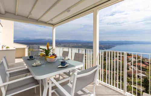 Una mesa y sillas en un balcón con vista al agua. en Gorgeous Apartment In Bregi With Wifi, en Breza