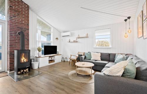 ein Wohnzimmer mit Couch und Kamin in der Unterkunft Stunning Home In Hemmet With Wifi in Hemmet