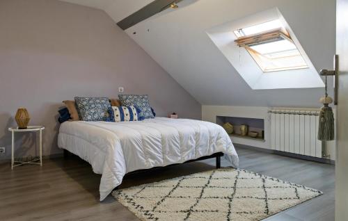 1 dormitorio con 1 cama y tragaluz en Nice Apartment In Champagnole With Wifi en Champagnole