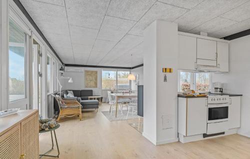 ハザスレウにあるGorgeous Home In Haderslevの白いキャビネット付きのキッチン、リビングルーム