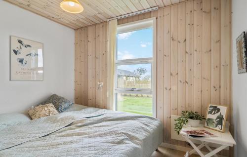 1 dormitorio con cama y ventana en Beautiful Home In Haderslev With House Sea View en Haderslev